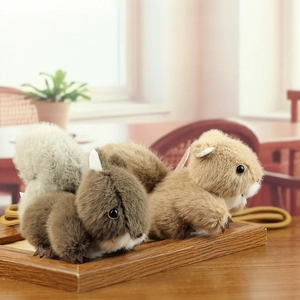 Détail de porte-clés écureuil en peluche douce avec une texture de fourrure synthétique