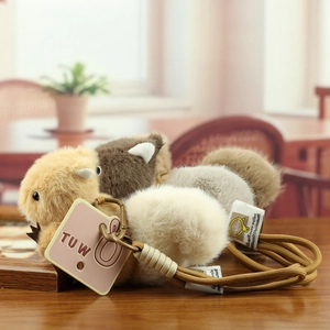 Détail de porte-clés écureuils en peluche colorés avec cordons tissés et mousquetons