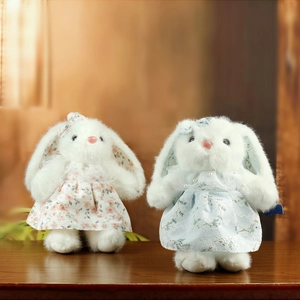 Set di peluche con coniglietti bianchi in abiti lolita floreali e dettagli in perla