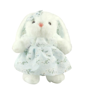 Coniglietto di peluche bianco con vestito floreale in pizzo azzurro e fiocco abbinato