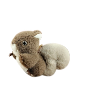 Porte-clés écureuil en peluche mignon en marron et blanc, présenté sur fond blanc éclatant