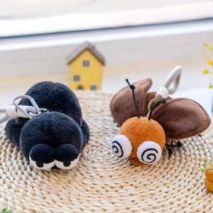 Dettaglio di portachiavi in peluche a forma di insetto con occhi grandi e buffi