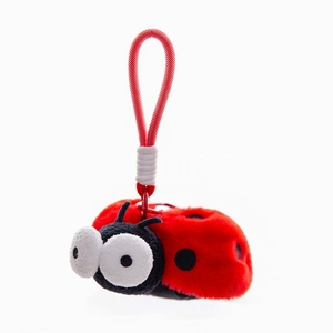 Simpatico portachiavi coccinella di peluche con grandi occhi e pois su sfondo bianco