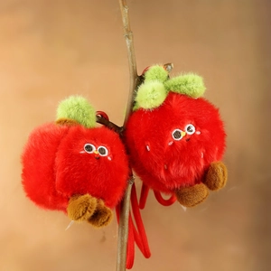Paire de porte-clés en peluche fruit rouge avec feuilles vertes sur branche boisée