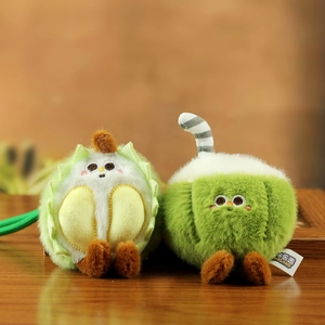Gros plan de porte-clés en peluche durian et noix de coco avec texture douce et étiquette