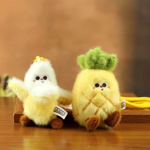 Détail des porte-clés en peluche banane et ananas avec texture douce en fausse fourrure