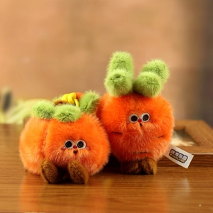 Détail du pendentif fruit en peluche orange avec feuilles vertes et texture douce