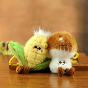 Gros plan de peluches maïs et champignon sur une table en bois avec flou d'arrière-plan