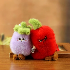 Détail de pendentifs en peluche fruits violets et rouges avec des expressions mignonnes
