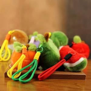 Vue détaillée de pendentifs en peluche aux motifs de fruits comme la persimmons et melon