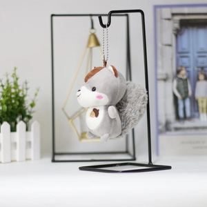 Détail d'un porte-clés écureuil en peluche avec broderie gland et chaîne à billes