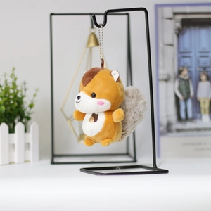 Détail de la peluche écureuil porte-clés avec broderie et chaîne à boules argentée