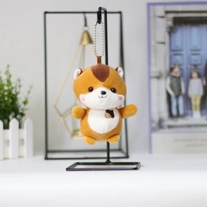 Détail d'un porte-clés écureuil en peluche avec broderie de gland sur support métal