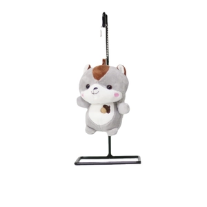 Porte-clés écureuil en peluche avec broderie noisette et fermoir métallique sur fond blanc