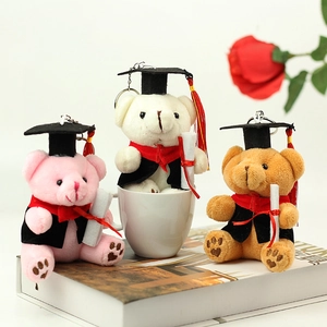 Trois ours de remise des diplômes en peluche rose, blanche et marron avec porte-clés