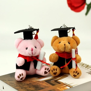 Ours en peluche de remise des diplômes rose et marron avec chapeaux de docteur et diplômes