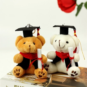 Détail du porte-clés ours en peluche de remise des diplômes avec toque et diplôme