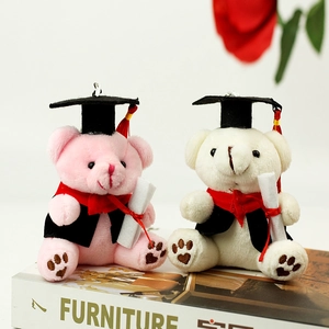 Détails d'ours en peluche de remise des diplômes roses et blancs avec toques