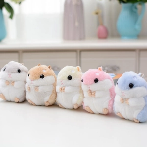 Dettaglio di cinque portachiavi a forma di criceto in peluche soffice e colorato