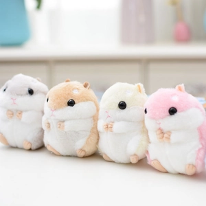 Simpatici ciondoli di peluche a forma di criceto in bianco, marrone, giallo e rosa