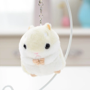 Dettaglio ravvicinato di un portachiavi a forma di criceto di peluche con gancio argento