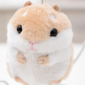 Dettaglio di un portachiavi a forma di criceto in morbido peluche con ricami
