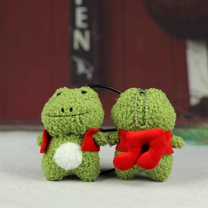 Vue avant et arrière des pendentifs grenouille en peluche verte avec gilet rouge