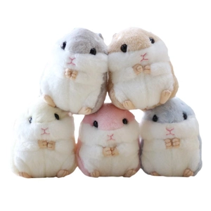 Portachiavi a forma di criceto in peluche di cinque colori su uno sfondo bianco