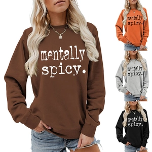 Détail du sweat à col rond et manches longues avec imprimé 'mentally spicy' en quatre couleurs
