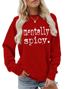 Gros plan du lettrage Mentally Spicy blanc usé sur un sweat-shirt rouge à col rond