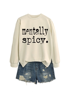 Détail du sweat blanc mentally spicy avec mini short en jean bleu délavé