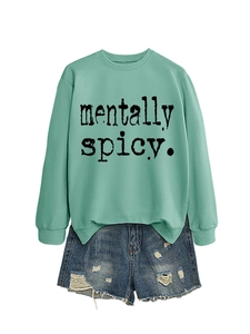 Ensemble sweat vert menthe avec inscription et short en jean déchiré sur fond blanc