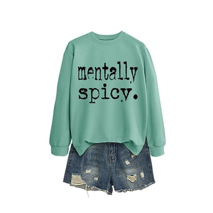 Sweat-shirt vert menthe mentally spicy et short en jean vieilli sur fond blanc pur