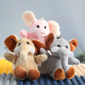 Trois porte-clés éléphants en peluche rose, gris et marron avec crochets en métal