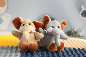Détail de porte-clés éléphants en peluche marron et gris avec texture douce et chaînes