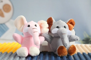 Détails des porte-clés éléphants en peluche rose et gris sur fond bleu ludique