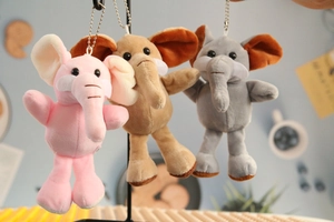Trois porte-clés éléphants en peluche rose, marron et gris avec de grandes oreilles et chaînes