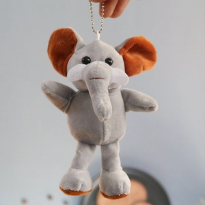 Détail d'un porte-clés éléphant en peluche douce avec oreilles oranges et chaîne perlée