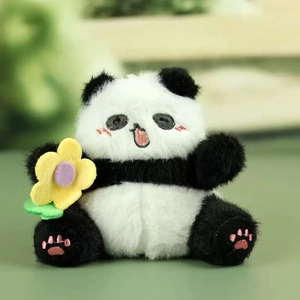 Detail van panda pluche sleutelhanger met gele bloem en geborduurde pootjes