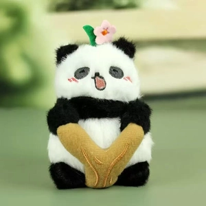Detailopname van panda pluche sleutelhanger met roze bloem en borduurwerk