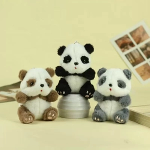 Detailweergave van panda pluche sleutelhangers in zwart, bruin en grijs met zachte dons