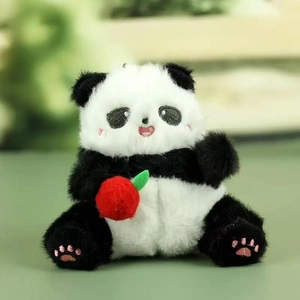 Detail van een schattige panda pluche hanger met zacht bont en rood appel decoratie