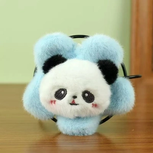 Detail van een zachte lichtblauwe pluche panda haarklem met fijn borduurwerk