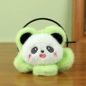 Detail van panda pluche oorbeschermers in lichtgroen met zachte textuur en borduursel