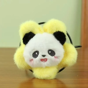 Detail van pluche panda haarelastiek met zonnebloemblaadjes en borduurwerk