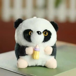 Close-up van schattige panda-pluche hanger met een klein geel melkflesje