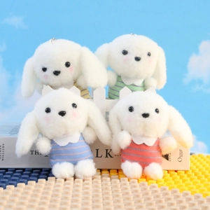 Set van vier pluche puppy-hangers in gekleurde gestreepte outfits op hekachtergrond
