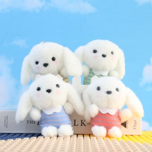 Vier witte puppy pluche sleutelhangers met kleurrijke gestreepte outfits set