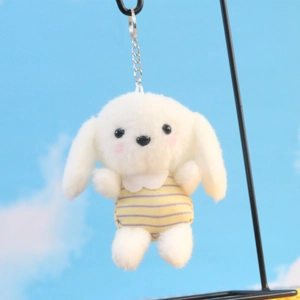 Detail van witte pluche honden-sleutelhanger met gestreept vest en metalen ring