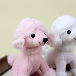 Detailopname van roze en witte pluche puppy-sleutelhangers met zachte textuur en details